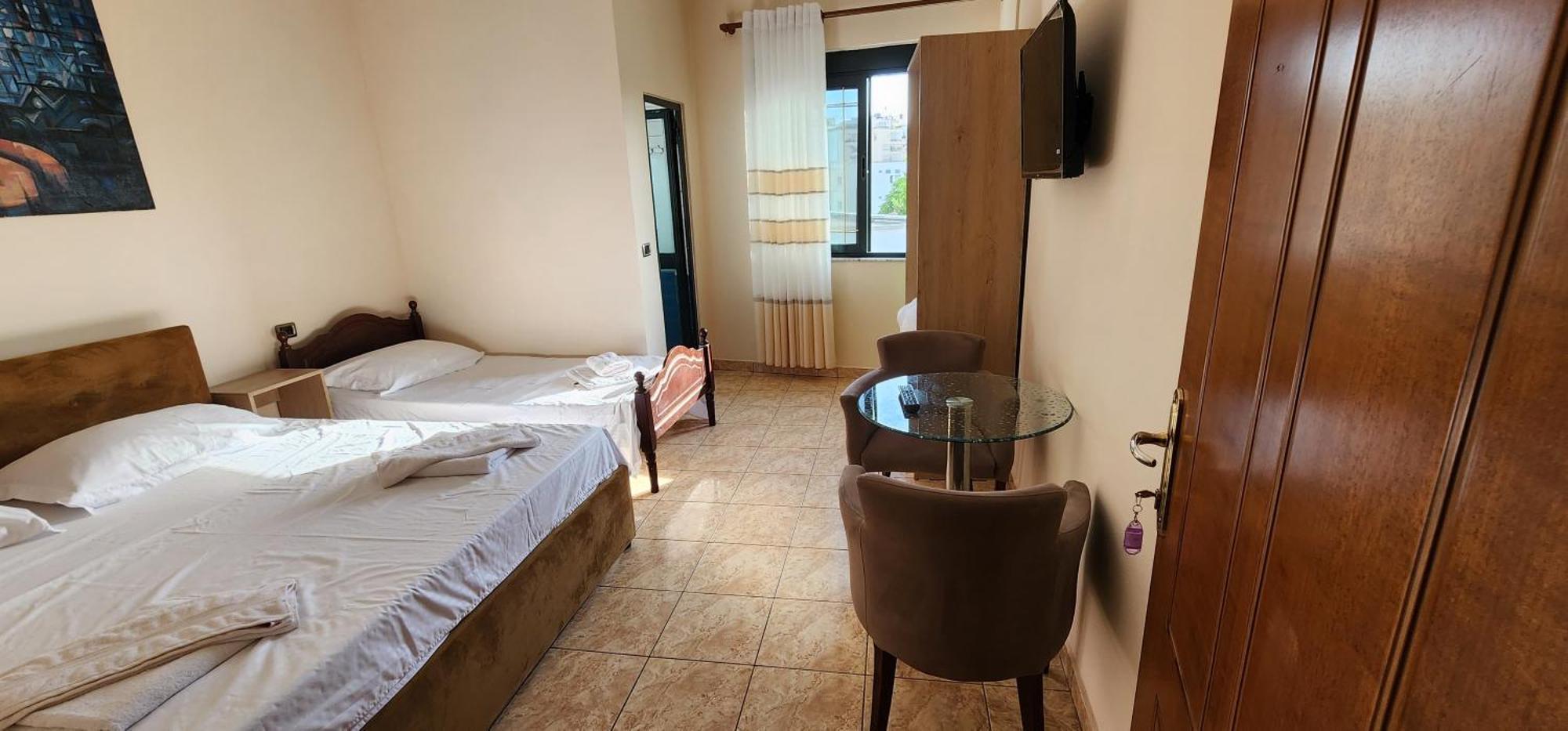 Hotel La Villa Tirana Esterno foto