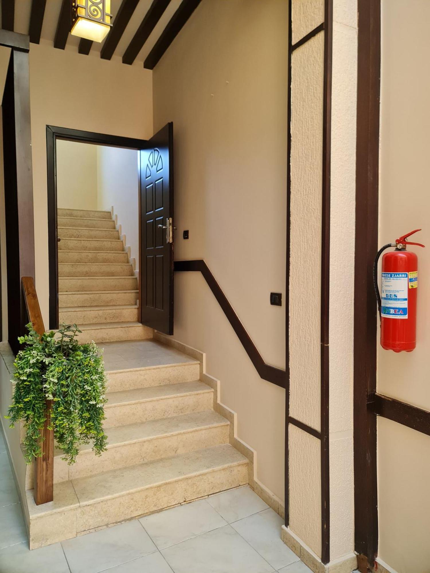 Hotel La Villa Tirana Esterno foto