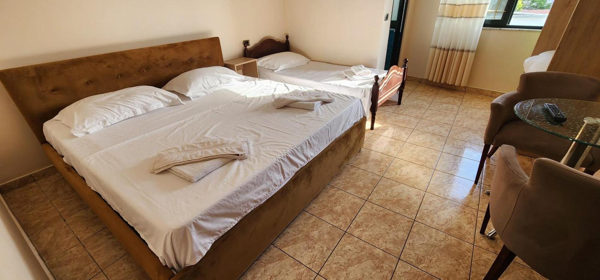 Hotel La Villa Tirana Esterno foto