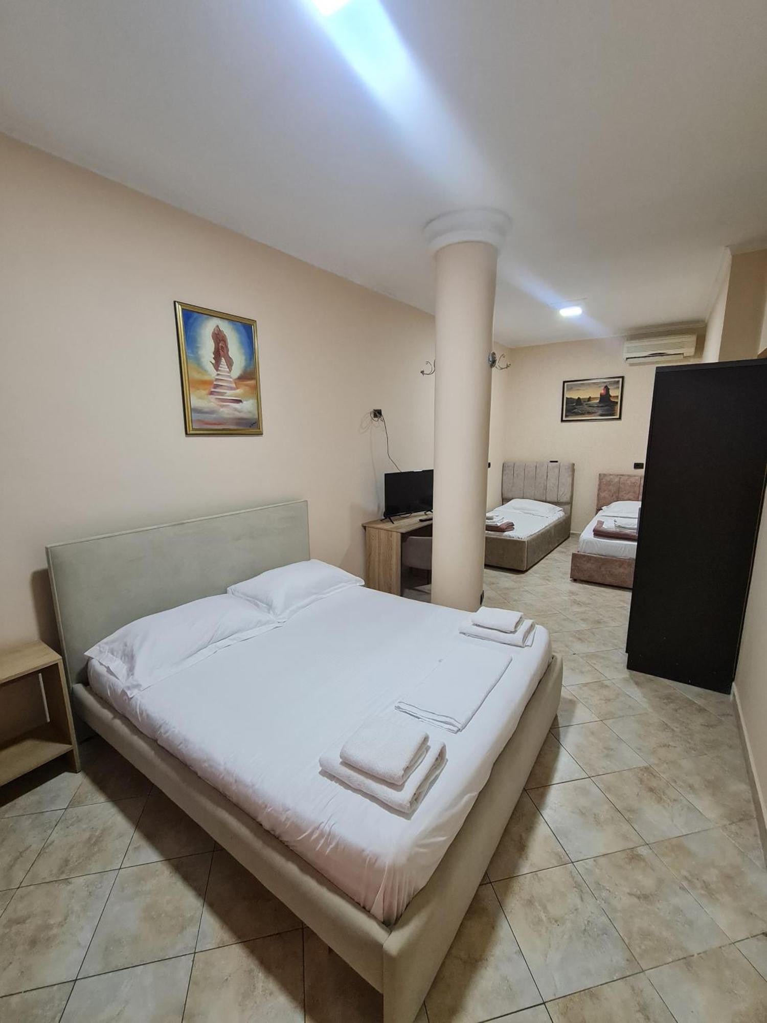 Hotel La Villa Tirana Esterno foto