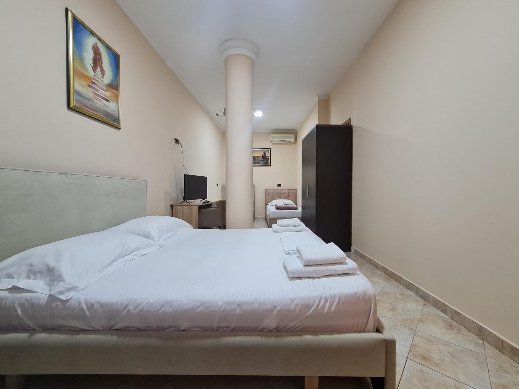 Hotel La Villa Tirana Esterno foto