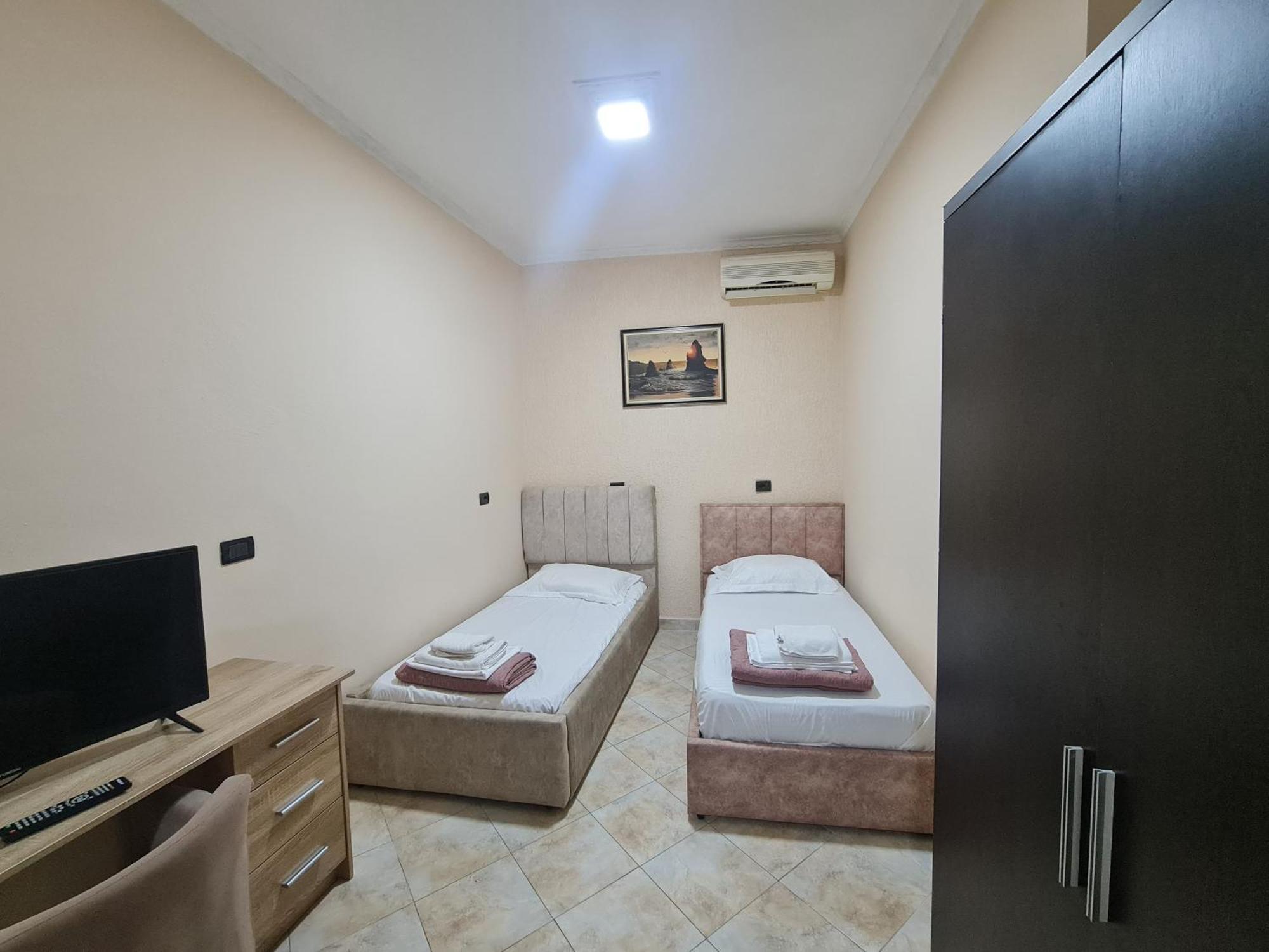 Hotel La Villa Tirana Esterno foto