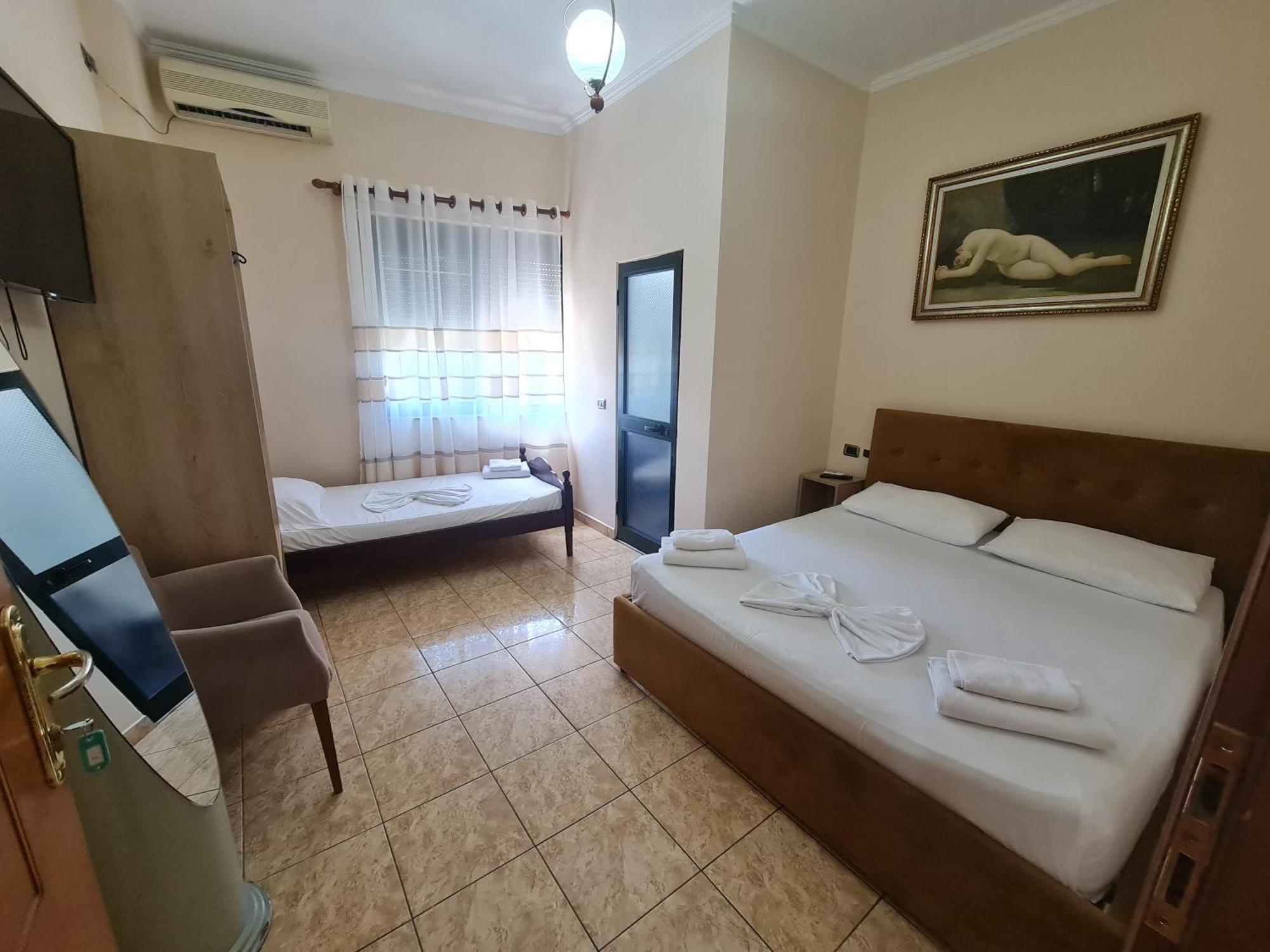 Hotel La Villa Tirana Esterno foto