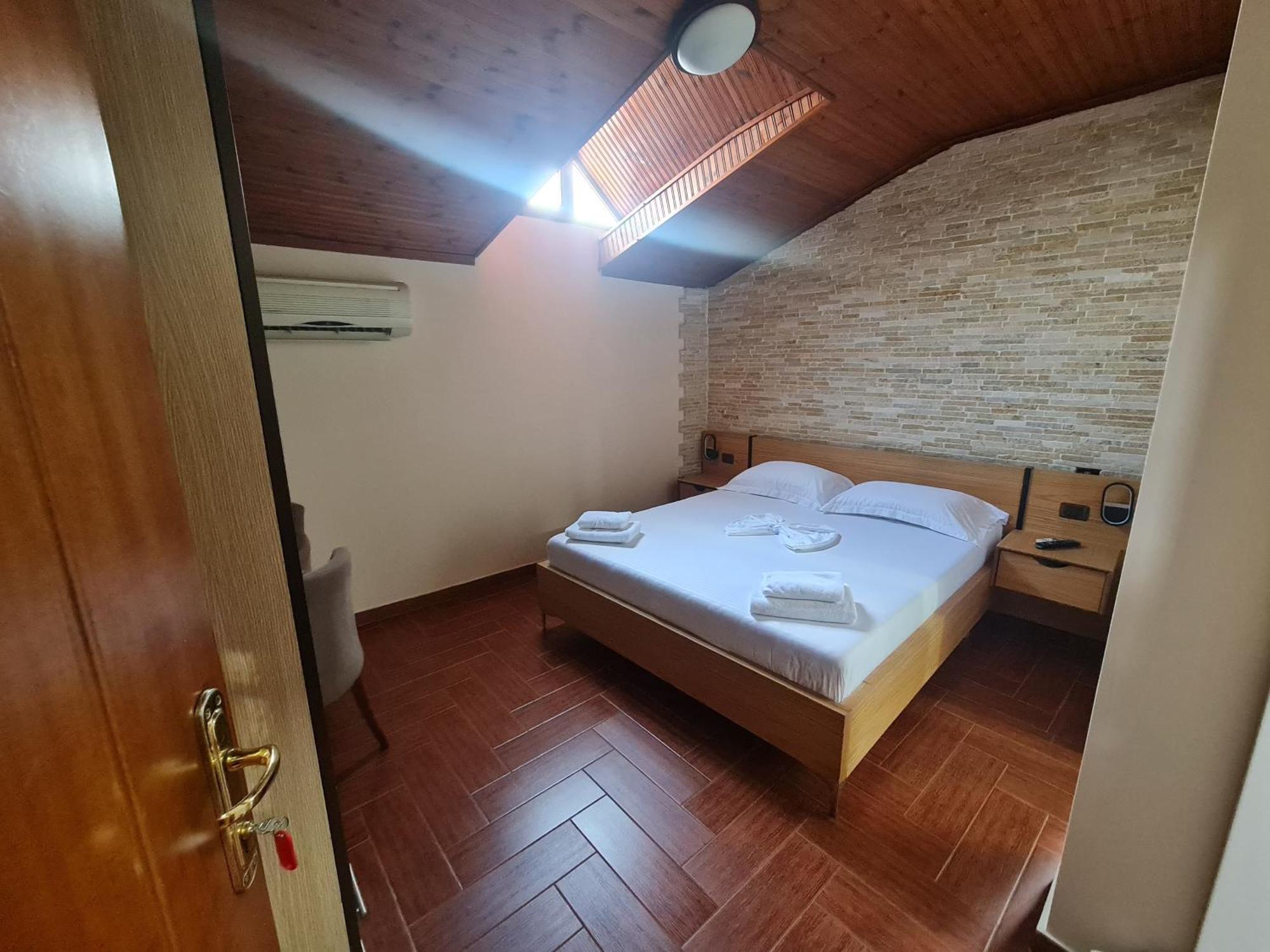 Hotel La Villa Tirana Esterno foto