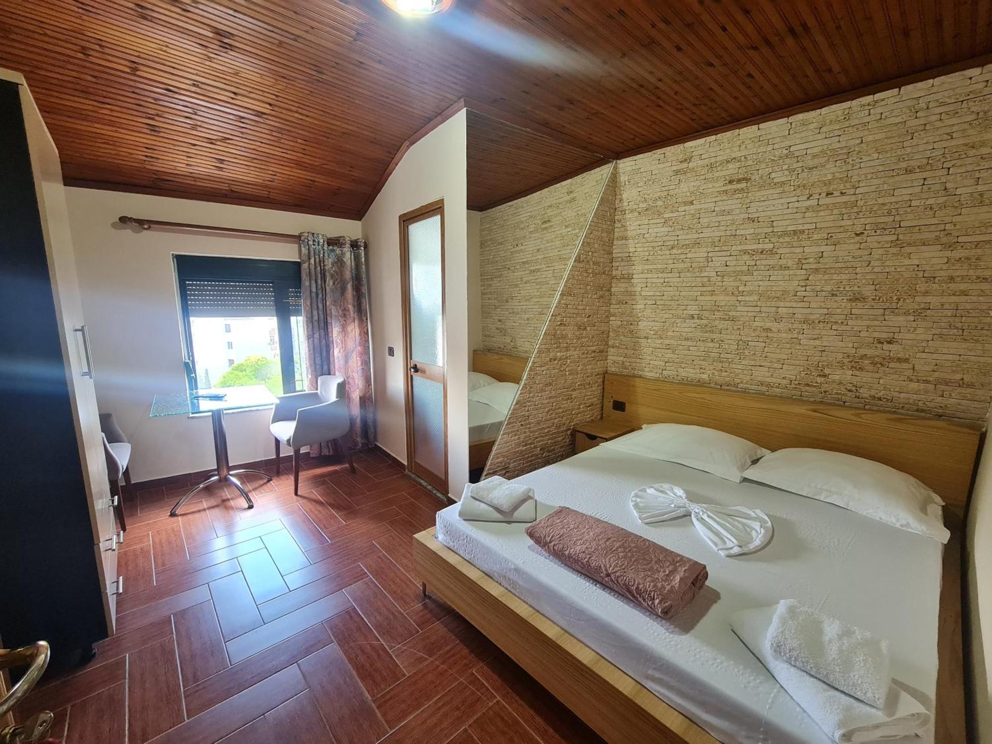 Hotel La Villa Tirana Esterno foto