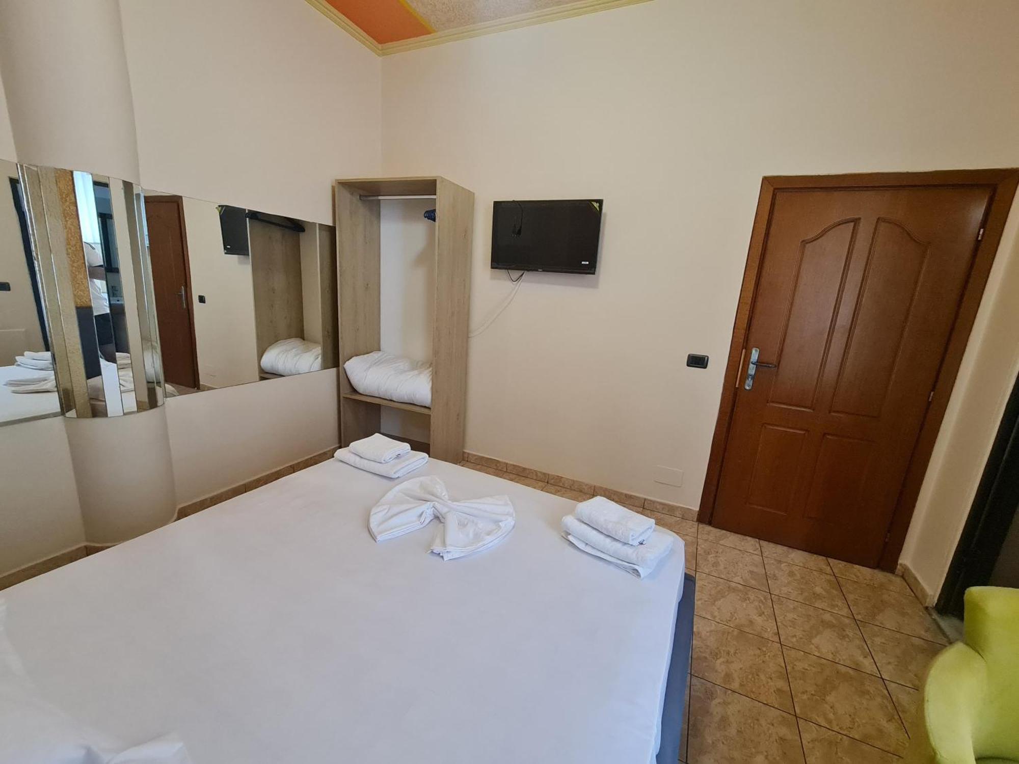 Hotel La Villa Tirana Esterno foto