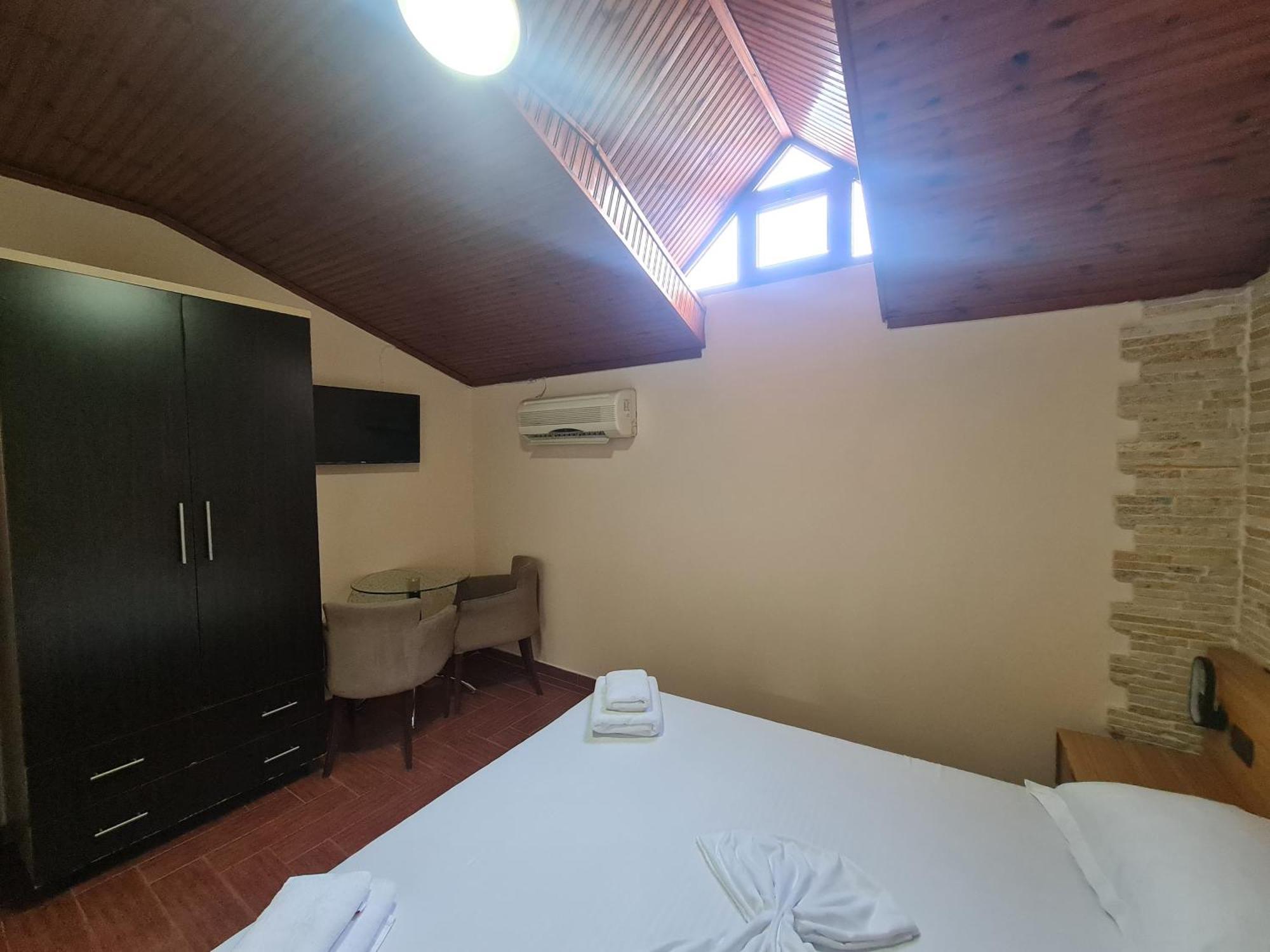 Hotel La Villa Tirana Esterno foto