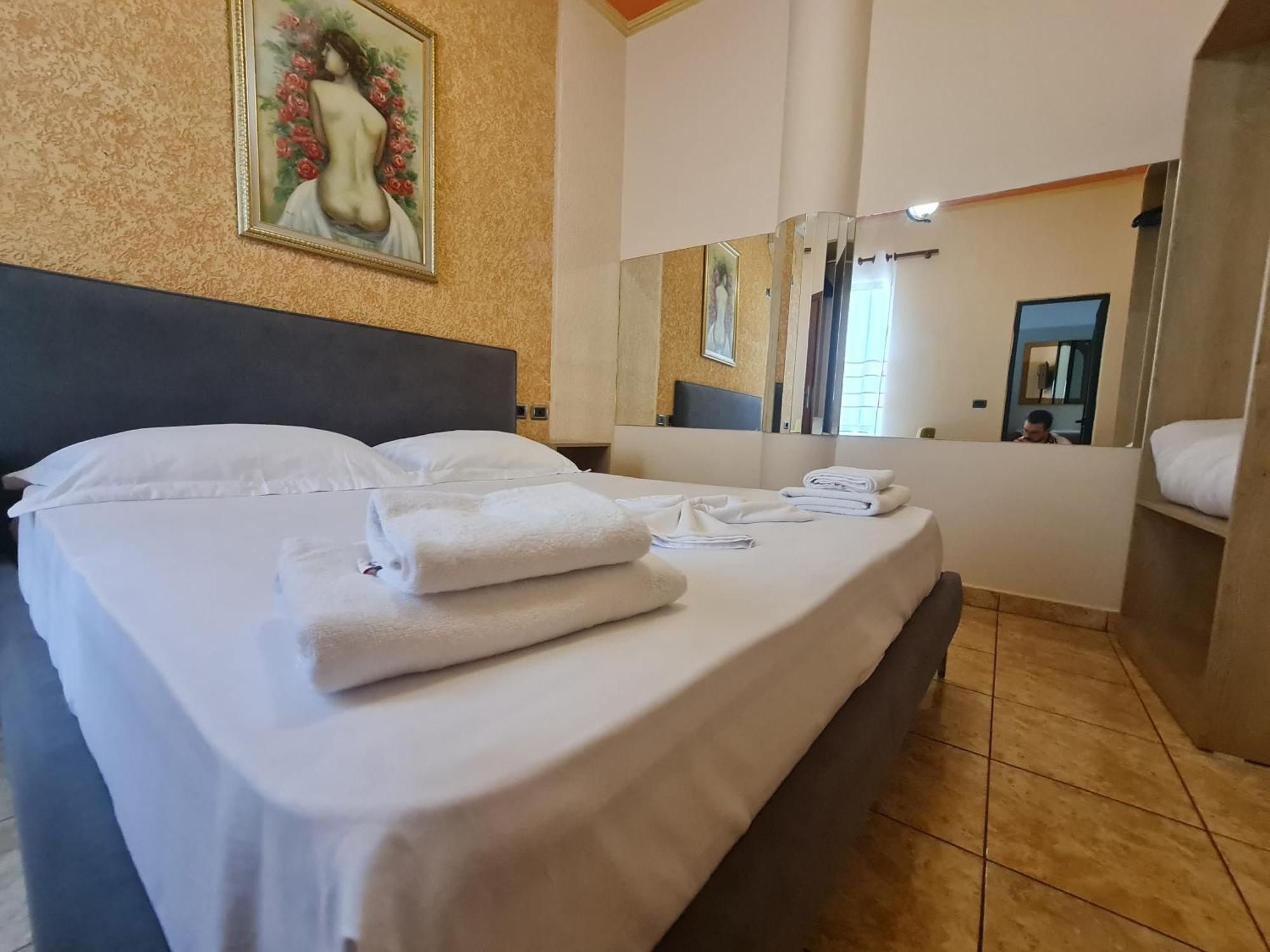 Hotel La Villa Tirana Esterno foto