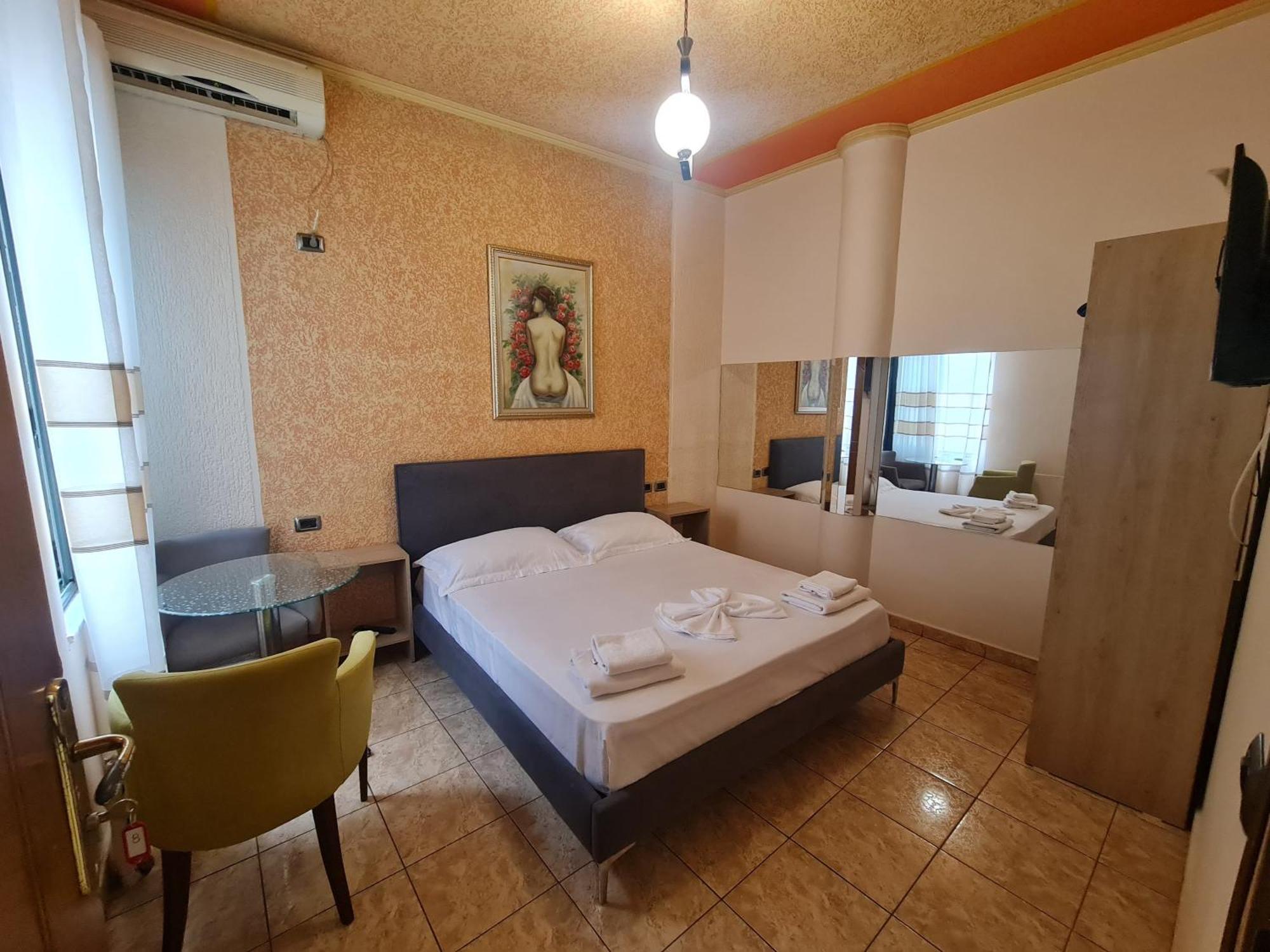 Hotel La Villa Tirana Esterno foto