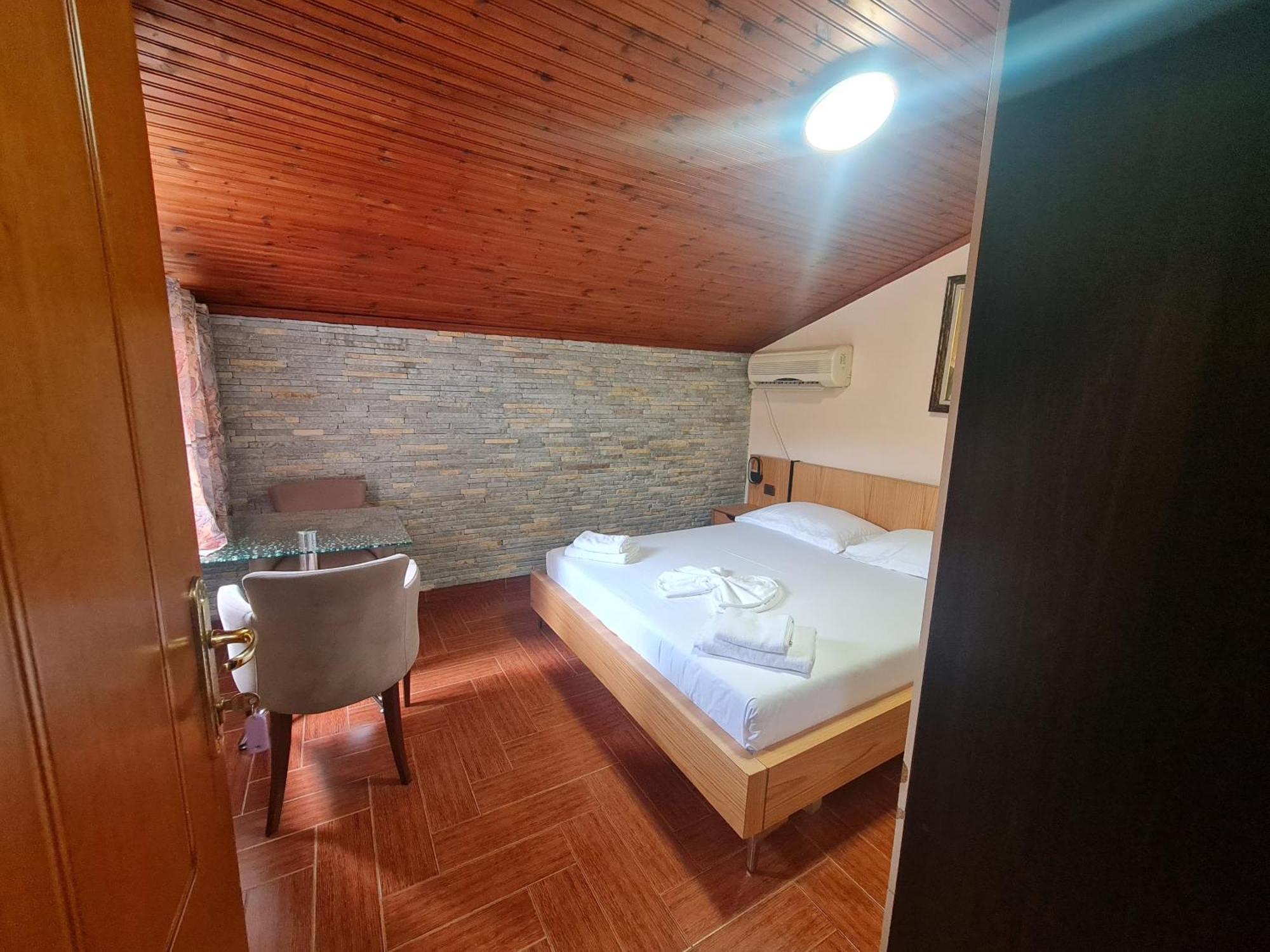 Hotel La Villa Tirana Esterno foto